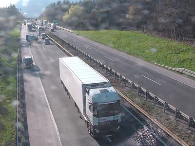 Proti Ljubljani popolna zapora primorske avtoceste. "Ustvarite reševalni pas!"