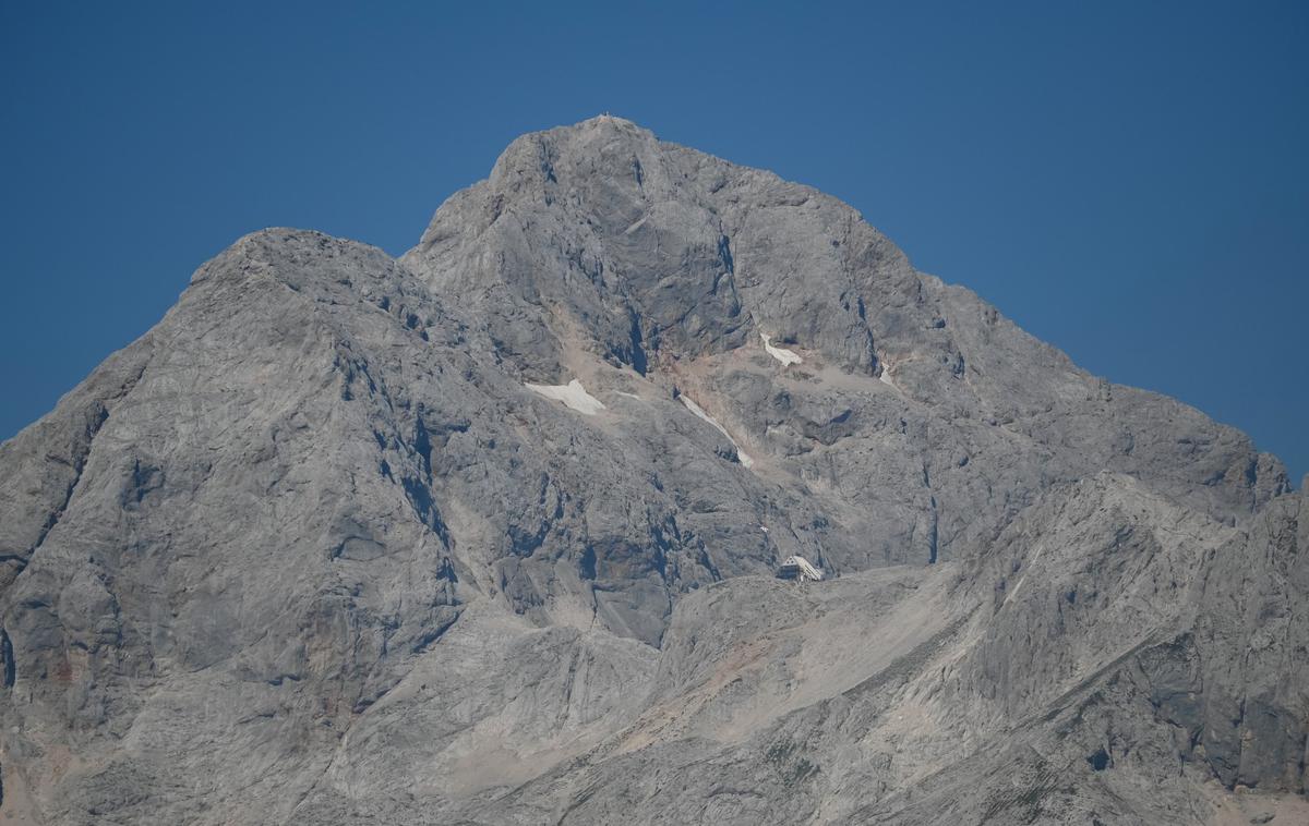 Črn dan v slovenskih gorah: planinec na poti na Triglav zdrsnil v smrt ...