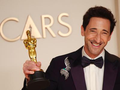 Adrien Brody na podelitvi oskarjev z rekordno dolgim zahvalnim govorom