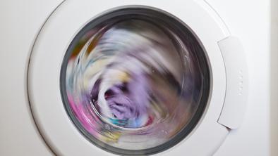 Odpadna mikroplastika – niti čistilne naprave je ne rešijo