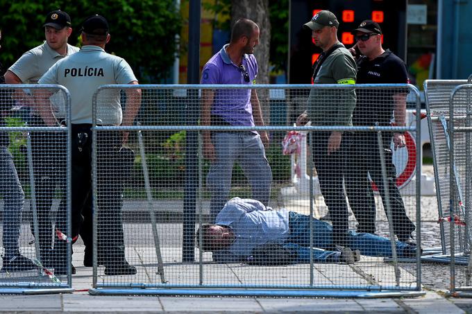 Moškega, ki je streljal na predsednika vlade, so na kraju vklenili. | Foto: Reuters