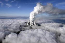 Izbruh vulkana na Japonskem: pohodniki ostali ujeti na gori (video)