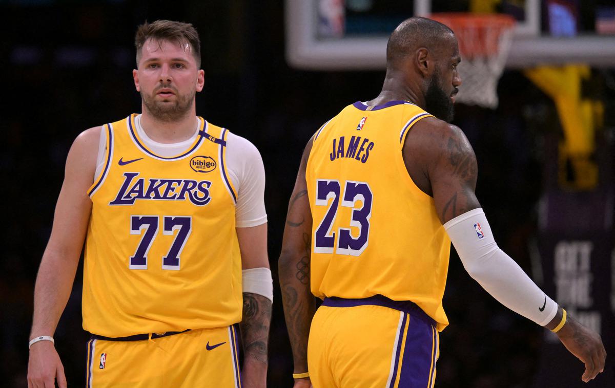 Luka Dončić LeBron James | Luka Dončić je dočakal debi v dresu LA Lakers in v 24 minutah igre k zmagi prispeval 14 točk, pet skokov in štiri asistence. | Foto Reuters