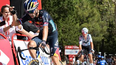 Primož Roglič zablestel na brutalnem klancu, rdeča majica vse bližje