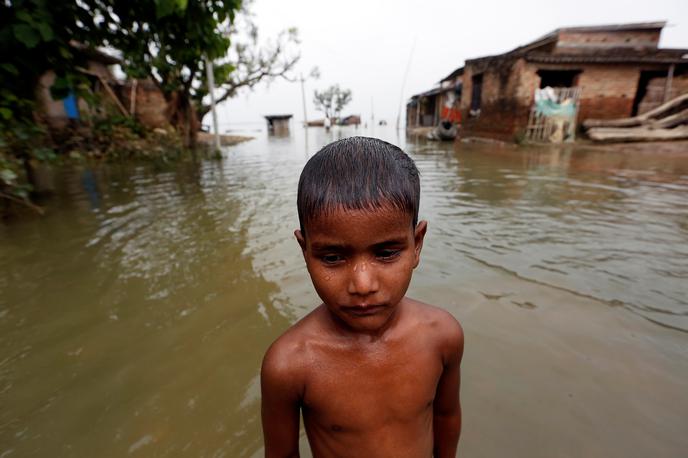 poplave Bangladeš Indija monsun | Voda je poplavila pokrajino in poškodovala most na avtocesti. | Foto Reuters