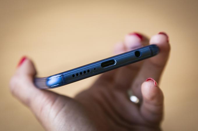Huawei se je najbrž že poslovil od priključkov microUSB, saj je tudi na tem telefonu za povezovanje in polnjenje poskrbljeno prek vmesnika USB-C. | Foto: Bojan Puhek