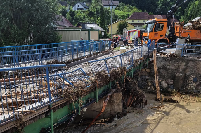 Prevalje | V Prevaljah so bili ob močno poškodovanem mostu uničeni tudi telekomunikacijski kabli, ki so potekali prek njega. | Foto Telekom Slovenije