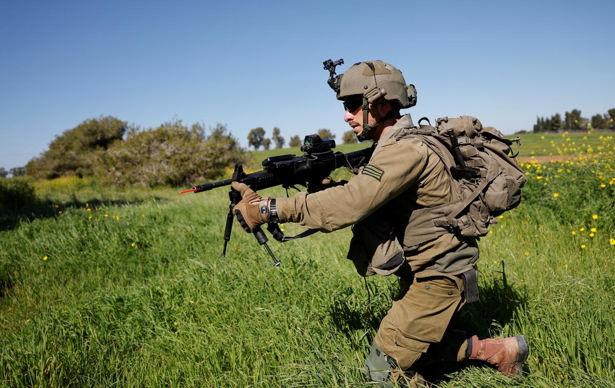 Izraelski vojak, Gaza | Vojak je sodeloval pri izvedbi kaznivih dejanj vojnega hudodelstva naklepnih napadov na civilne objekte in pri izvedbi prisilne premestitve civilistov. | Foto Reuters