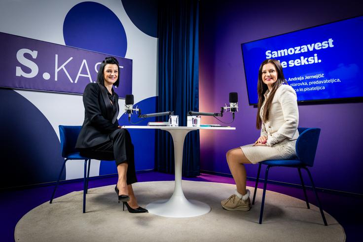 Andreja v pogovoru opozori, da se nepripravljenost redko pokaže tam, kjer jo ljudje pričakujejo. Ne gre le za manjkajoče vsebine ali napačne besede, temveč za drobne znake, ki jih sogovorniki zaznajo takoj: raztresen pogled, nemiren dih, prehiter govor ali zapiranje telesa. Ti znaki po njenem pogosto povedo več kot sama izjava. | Foto: Gaja Hanuna