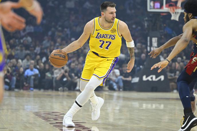 Luka Dončić Cleveland | Težava Luke Dončića na igralni površini dvorane v Clevelandu je znova odprla vprašanja o primernosti igrišča. | Foto Reuters