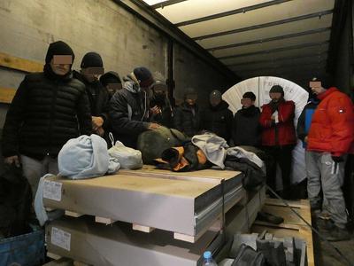 Na Gruškovju v tovornjaku odkrili 14 tujcev