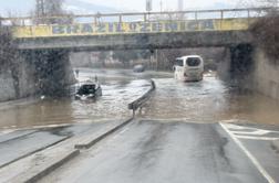 Izredno stanje v BiH: voda poplavila ceste in zalivala domove