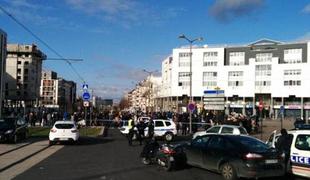 V predmestju Pariza prijeli oboroženega moškega in osvobodili talce