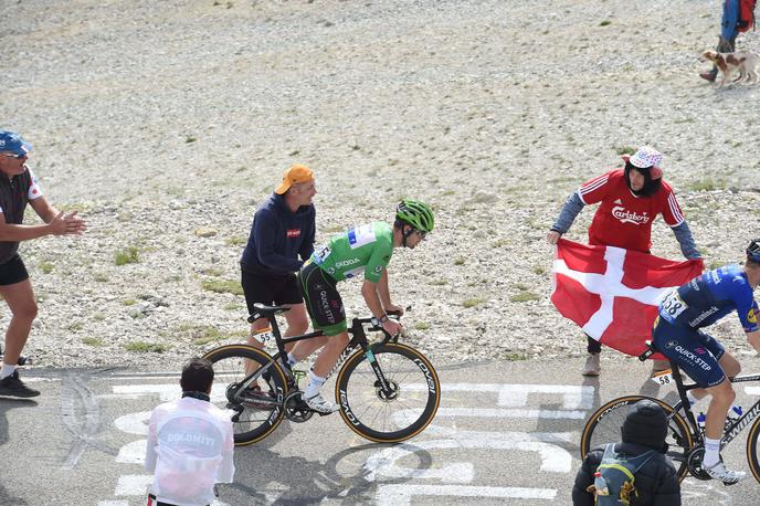 Mark Cavendish | 36-letni britanski sprinter Mark Cavendish se lahko po številu etapnih zmag na Dirki po Franciji že danes izenači s slovitim Belgijcem Eddyjem Merckxom. Tudi včeraj je bil na vzponu na Mont Ventoux v središču pozornosti, a ne zaradi rezultatskih presežkov, ampak poteze, ki je navdušila ljubitelje kolesarstva.  | Foto Guliverimage