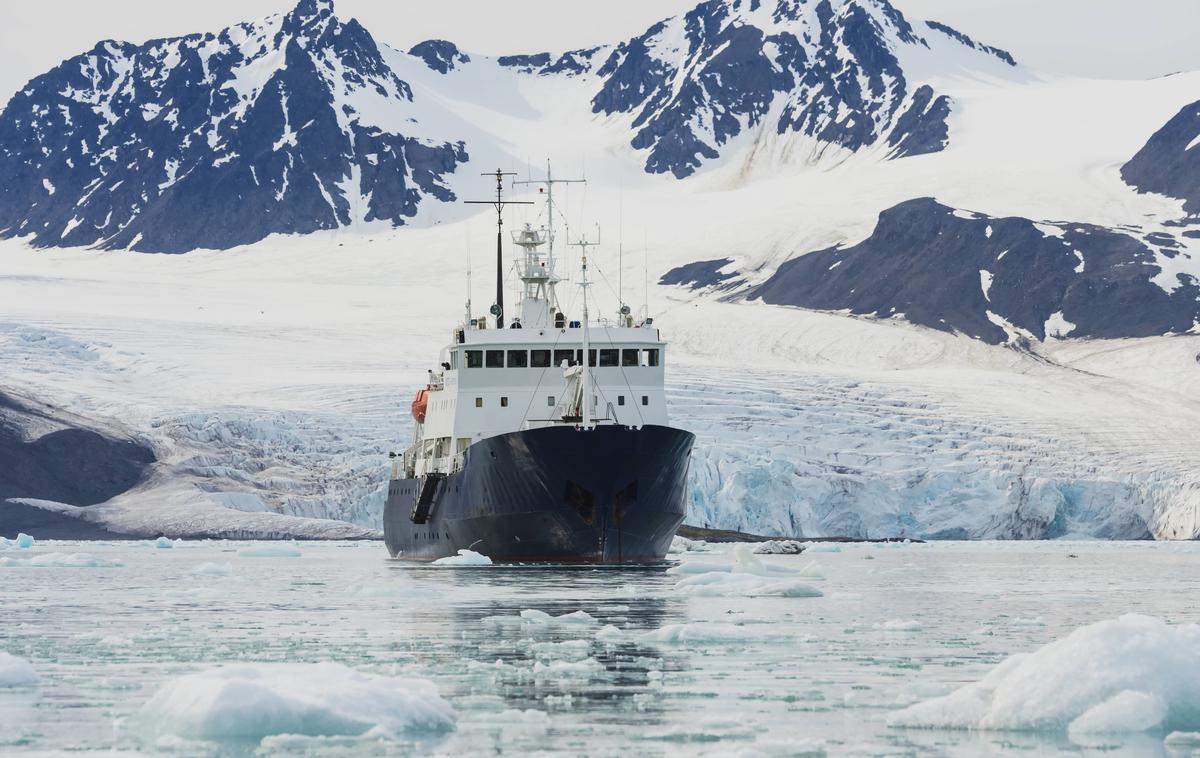 Svalbard | Svalbardska pogodba suverenost nad otočjem daje Norveški, ki pa tam ne sme imeti vojaških oporišč ali pa otočja uporabljati v vojaške namene. | Foto Guliverimage