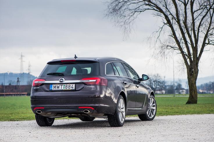 Večja odzivnost, elastičnost in živahnost, posledica novega motorja, na značaj insignie vplivajo blagodejno, saj voznika brez prisile napeljejo k odkrivanju njene pogosto hvaljene lastnosti – dobre vozne dinamike, hkrati pa bistveno izboljšajo vsakodnevno mestno izkušnjo. | Foto: 