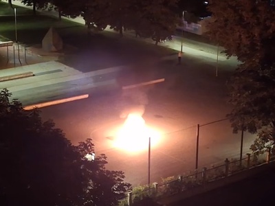Drama v Kranju, objestne mladine ne morejo zaustaviti: kurijo ogenj, pokajo petarde, divjajo s skuterji