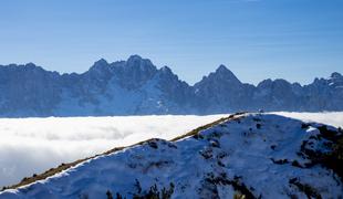 Trupejevo poldne, ko zlate macesne nasledi zimska pravljica #video