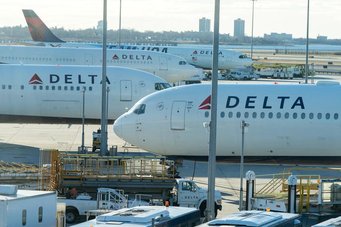 letala | Prizemljena letala družbe Delta na mednarodnem letališču Johna F. Kennedyja zaradi širjenja različice omikron in pomanjkanja osebja | Foto Reuters