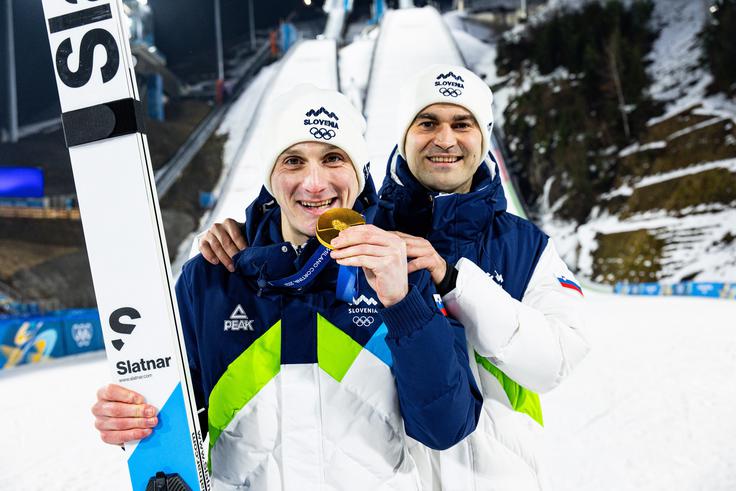 Domen Prevc z glavnim trenerjem Robertom Hrgoto – zlato, ki je nagrada tudi za celoten štab. | Foto: Aleš Fevžer