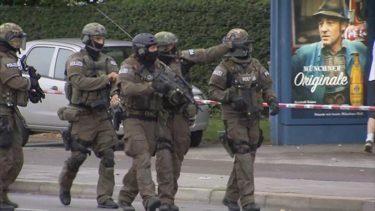 Policija je med ukrepanjem evakuirala glavno železniško postajo mesta z 1,4 milijona prebivalci, prekinjen je bil tudi mestni javni prevoz. | Foto: Reuters