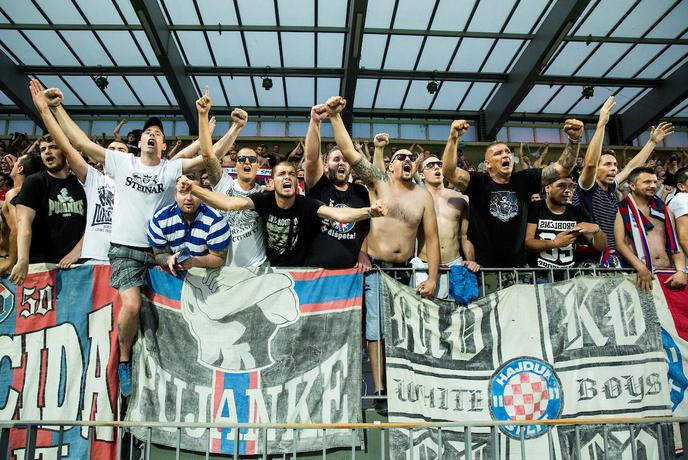 Pretep navijačev v središču Zagreba, nato šok za strelca Mlakarja in Hajduk