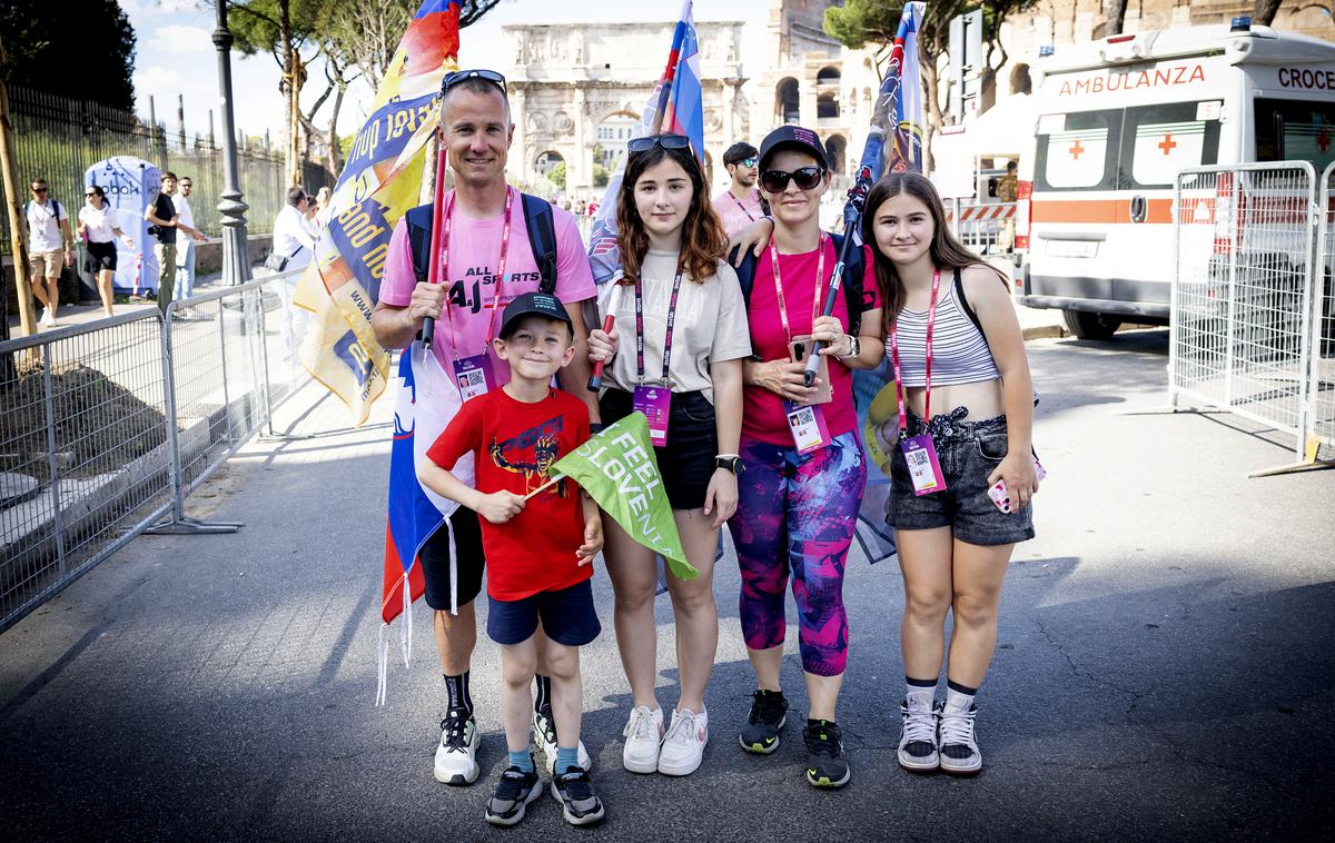Giro Rim navijači Miha Koncilija | V Rim je pripotoval tudi Miha Koncilija z družino. S seboj je prinesel tudi slovensko zastavo, s katero je Tadej Pogačar poziral na zmagovalnem odru pred mogočnim Kolosejem . | Foto Ana Kovač