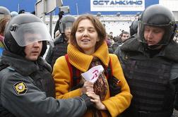 V Rusiji aretiranih več deset opozicijskih protestnikov