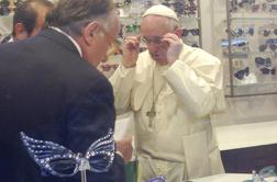 Ko se papež Frančišek odpravi po nova očala