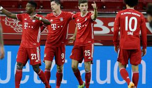 Bayern po derbiju z Bayerjem spet na vrhu v Nemčiji, Lewandowski zabijal