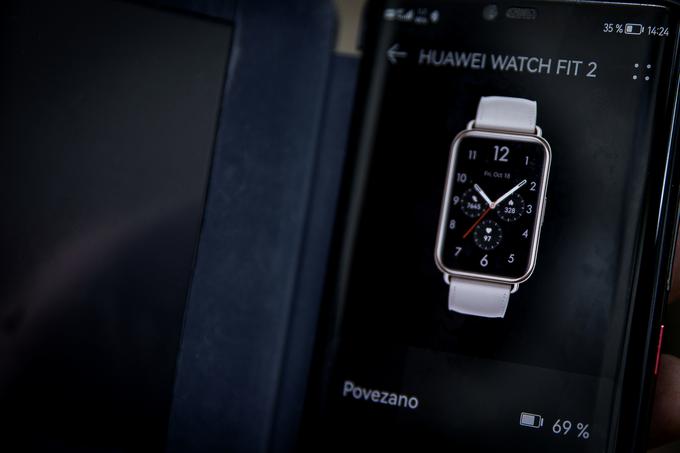 Pametno zapestnico Huawei Watch Fit 2 namenjajo predvsem mladim in pripadnicam nežnejšega spola. | Foto: Ana Kovač