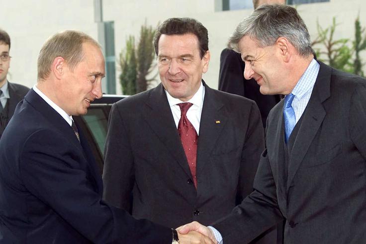 Joschka Fischer je v intervjuju za časnik Der Spiegel dejal, da nikoli ni zaupal ruskemu predsedniku Vladimirju Putinu (na fotografiji iz leta 2001 se rokujeta), ker se je kot zunanji minister Nemčije še predobro zavedal brutalnosti vojne v Čečeniji leta 1999. Dejal je, da si je vlada kanclerja Gerharda Schröderja vseeno prizadevala za zbliževanje jedrne Evrope z Rusijo, in za krajši čas se je zdelo, da bo ta projekt morda celo uspel, potem pa je prišla zaostritev razmer v Ukrajini leta 2014. "Med nami je bil vselej prisoten določen občutek nezaupanja," je dejal.  | Foto: Guliverimage