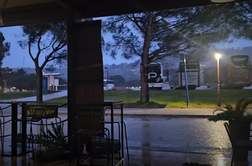 Prve posledice burje na Primorskem: odkritih več streh, podrta drevesa, ponekod brez elektrike #animacija