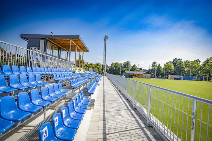 V sezoni 2025/26 je bil vstop na drugoligaške tekme za razliko od pokalnih spektaklov proti Olimpiji in Mariboru brezplačen. V tej sezoni, ko bo Brinje nastopil v 1. SNL, bo drugače. Navijači rumeno-modrih lahko že kupijo letne vstopnice. ''Glede cen ne bomo pogoltni. To bodo normalni zneski za naše okolje,'' računa predsednik Zrnec na dober odziv someščanov. | Foto: Ana Kovač