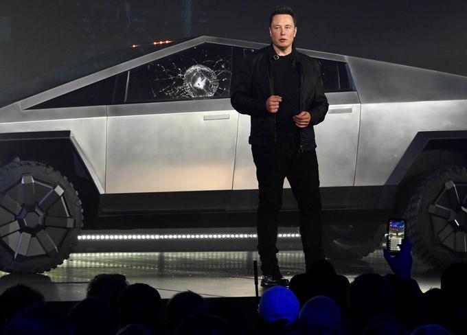 Elon Musk pred cybertruckom z razbitim steklom. | Foto: Reuters