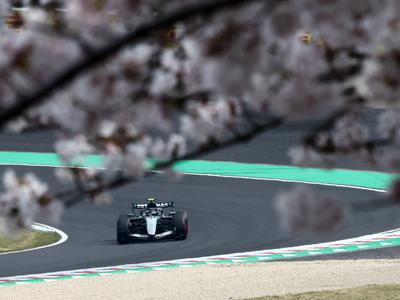 V živo: Antonelli spet zapravil štart, povsem premešan vrstni red!