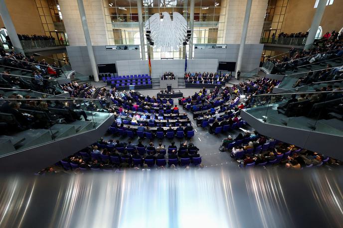 Bundestag | Po nemški zakonodaji se v primeru, da kanclerski kandidat v prvem krogu glasovanja ne dobi absolutne večine, izvede drugi krog. | Foto Reuters