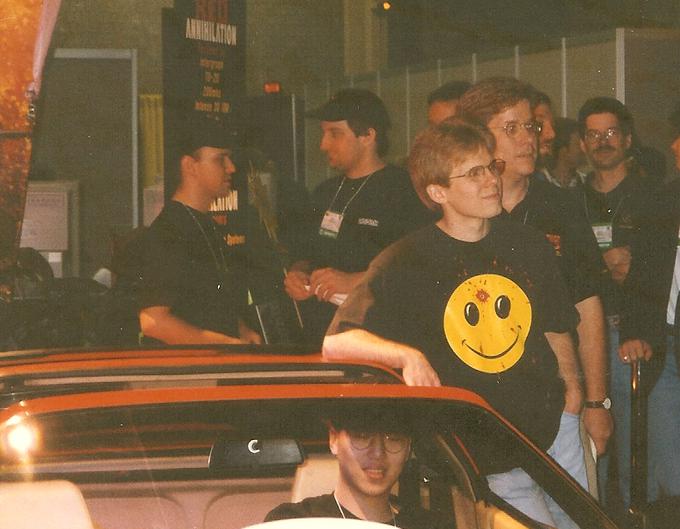 Sredi 90. let sta John in John gostila odmevne znane turnirje v njuni videoigri Quake 2. Zmagovalec enega, ki je potekal leta 1997, Dennis Fong (na fotografiji spodaj), se je domov odpeljal s Carmackovim ferrarijem 328.  | Foto: Thomas Hilmes/Wikimedia Commons