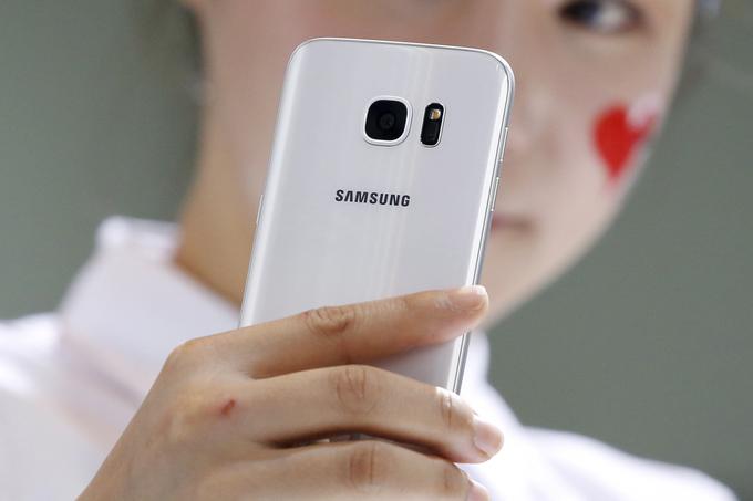 Nekdo, ki je maja lani kupil Samsungovega paradnega konja Galaxy S7, je moral čakati skoraj eno leto, da je lahko namestil Android 7.0 Nougat, ki je sicer izšel že avgusta 2016, na primer.  | Foto: Reuters