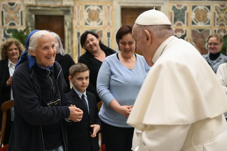 Prijateljstvo med Genevieve Jeanningros in papežem Frančiškom se je začelo, ko je bil ta še kardinal Jorge Mario Bergoglio, nadškof Buenos Airesa. V času Frančiškovega papeževanja je vsako sredo na splošne avdience v Vatikanu k papežu pripeljala ljudi, ki so odrinjeni na rob družbe. | Foto: Reuters