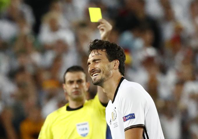 Mats Hummels je prejel rumeni karton v izdihljajih rednega dela. | Foto: Reuters