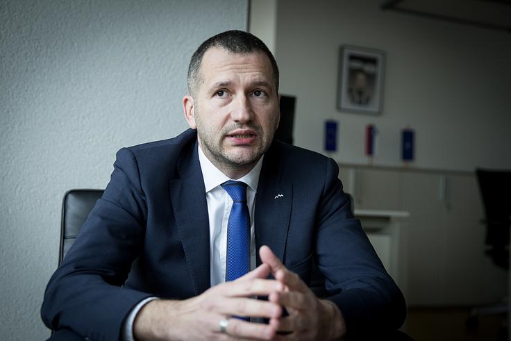 Črnčec je na novinarski konferenci pojasnil, da je namen sprejetih sprememb povečati zanimanje za zaposlitev v Slovenski vojski in obenem omogočiti mladim, ki nimajo srednješolske izobrazbe, šolanje ob delu ter možnost nadaljnje karierne poti. | Foto: Ana Kovač