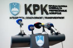 Oseba, ki stoji za v javnosti najodmevnejšimi zadevami, delo opravlja iz tujine