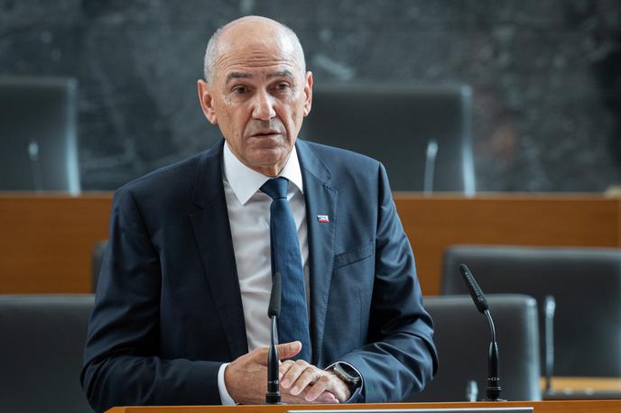 Drćavni zbor, Glasovanje, Janez Janša | Če bo prvak SDS Janez Janša sledil roku, bi lahko listo kandidatov v DZ vložil ta teden.  | Foto STA