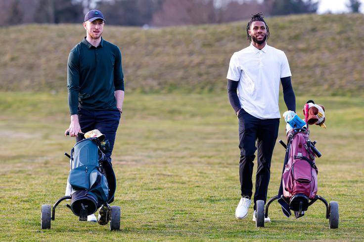 Golf pomirja tudi košarkarje, na Smledniku smo marca ujeli člana Cedevite Olimpije Thomasa Kennedyja in DJ Stewarta. | Foto: Aleš Fevžer