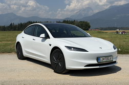 Limuzina, pa še električna – ali Slovenci letos za teslo model 3 upravičeno stojijo v vrsti?