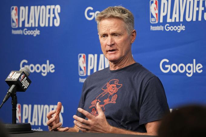 Steve Kerr je na drugi tekmi konferenčnega polfinala poslal na parket kar 14 različnih igralcev. | Foto: Reuters