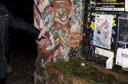 Kriminalisti na Metelkovi odkrili molotovke in granitne kocke
