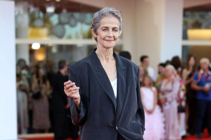 Charlotte Rampling | Pred vstopom v svet filma je kasnejša ikona divjih 60. let svojo kariero začela kot manekenka. Leta 1965 je nato zaigrala v komediji Šarm ali kako ga pridobiš. Kmalu potem je začela snemati francoske in italijanske art filme. | Foto Guliverimage
