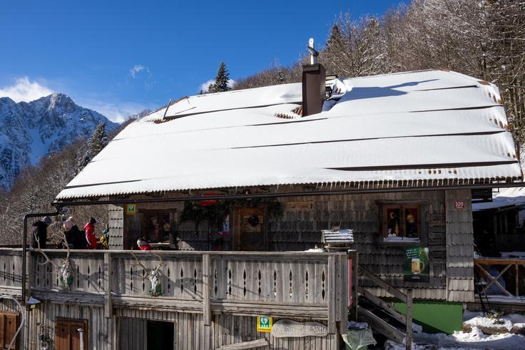 Koča na Ljubelju je zaprta samo ob ponedeljkih in torkih, sicer pa je odprta vse leto. | Foto: Matej Podgoršek